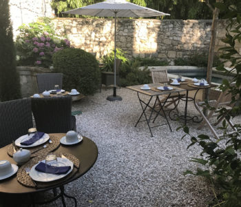 N°15-Avignon-Petit-déjeuner-jardin-1